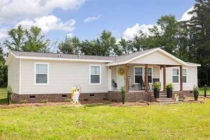 The Costner L-2684H manufactured home exterior